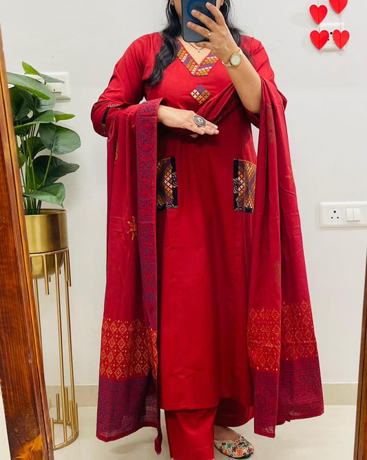 V-Neck Ethnic Kurti, Pant & Dupatta Set